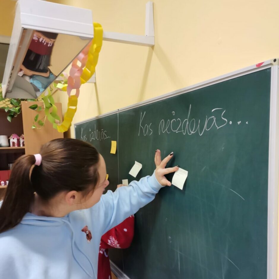 Meitene pie tāfeles