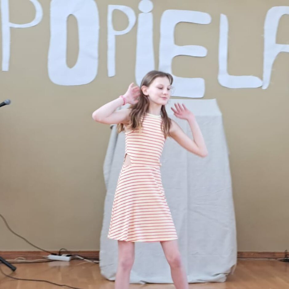 3 meitenes uz skatuves dejo