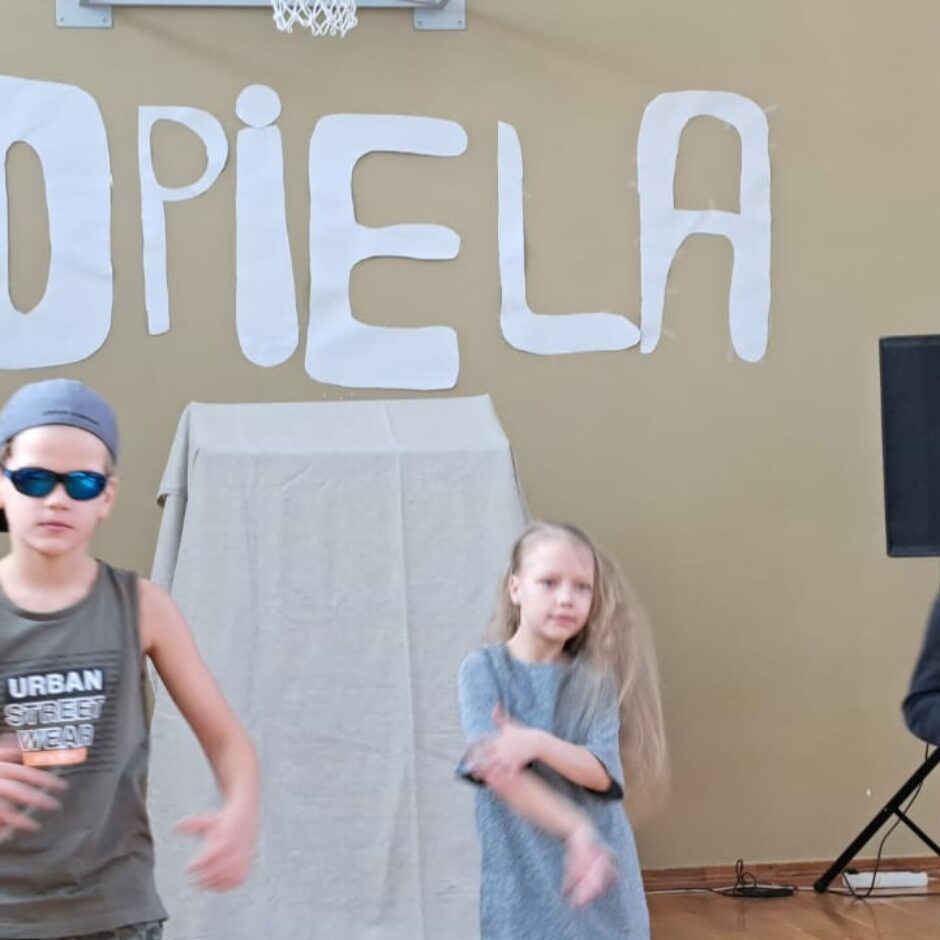 Bērni uz skatuves dejo