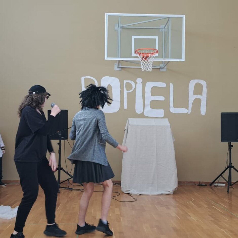 Bērni uz skatuves dejo