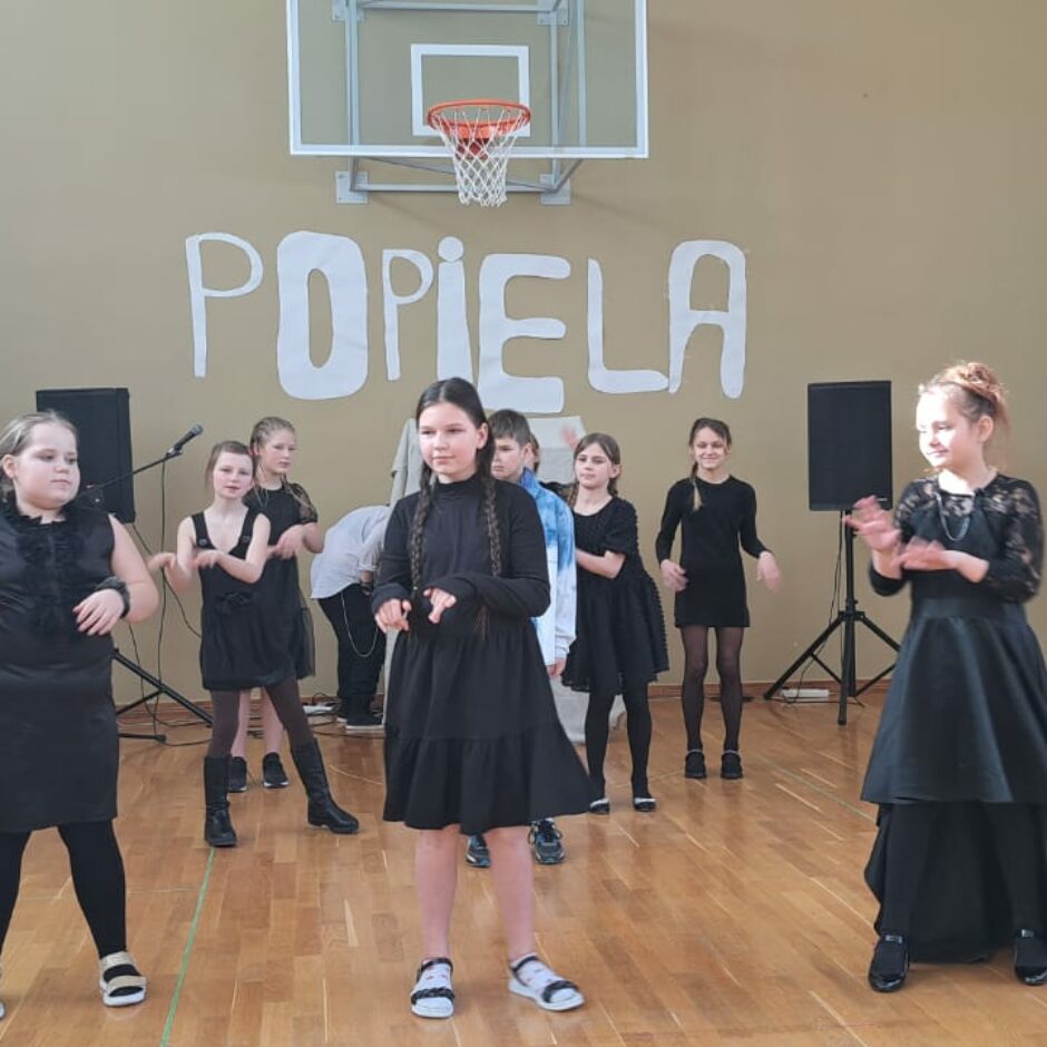 Bērni uz skatuves dejo