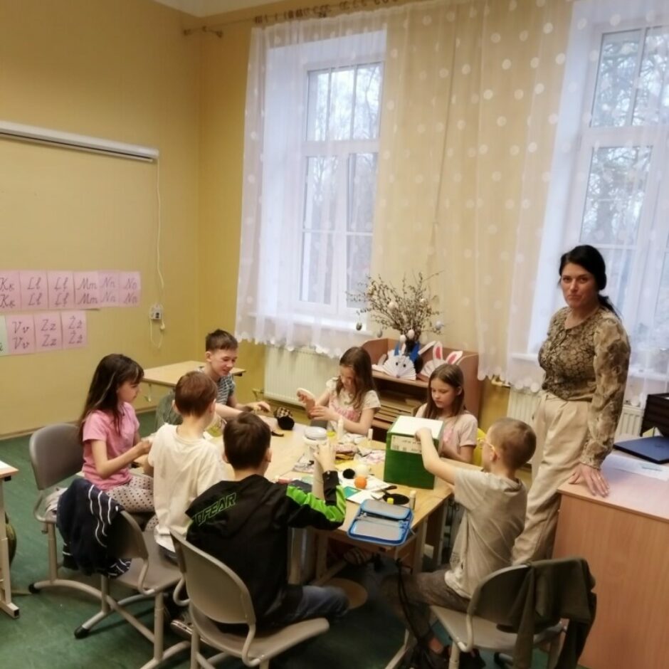 Klase ar skolniekiem un skoolotāju