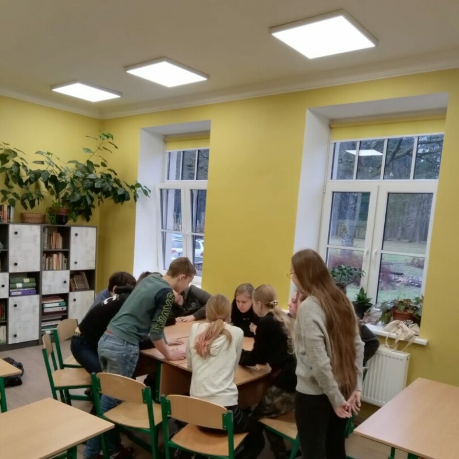 Klase ar skolniekiem un skolotājiem