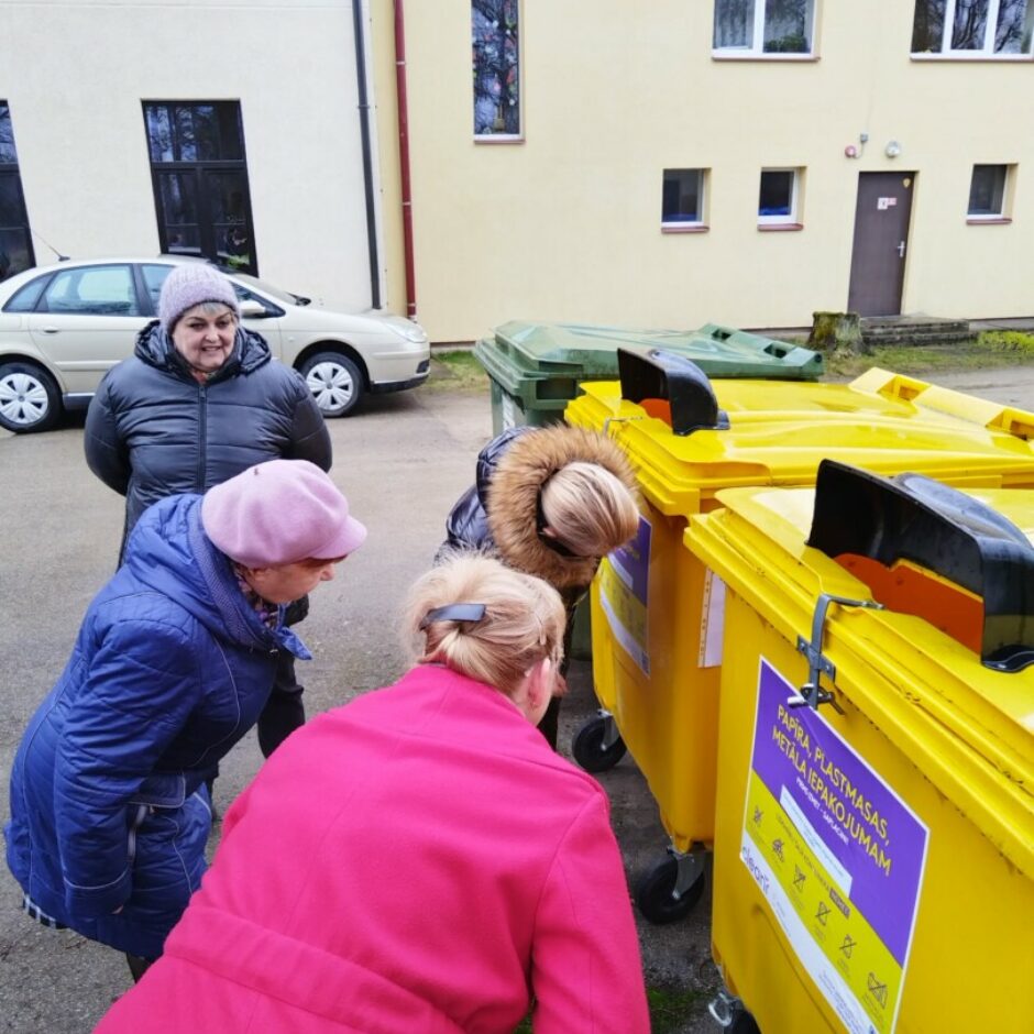 Atkritumu konteineri un cilvēki