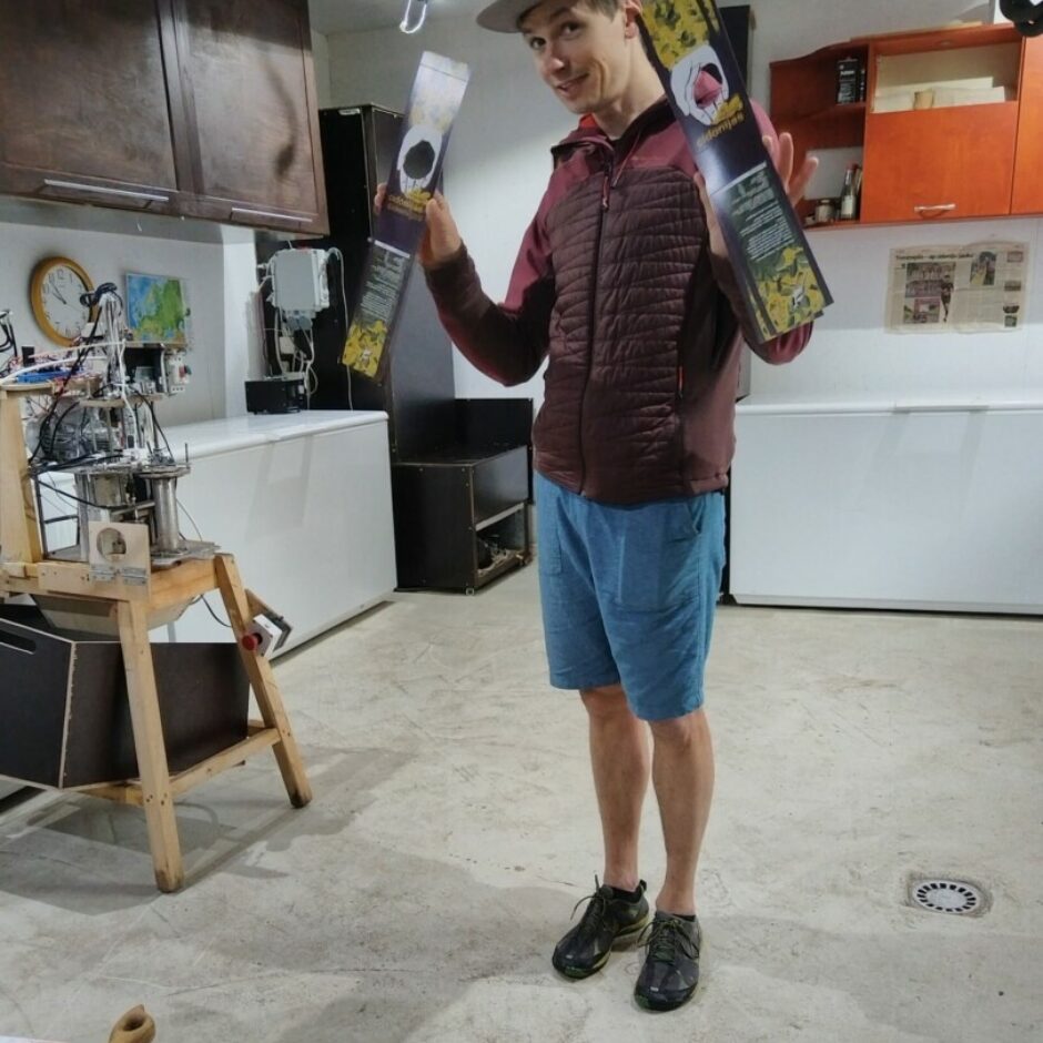 Vīrietis stāv telpā