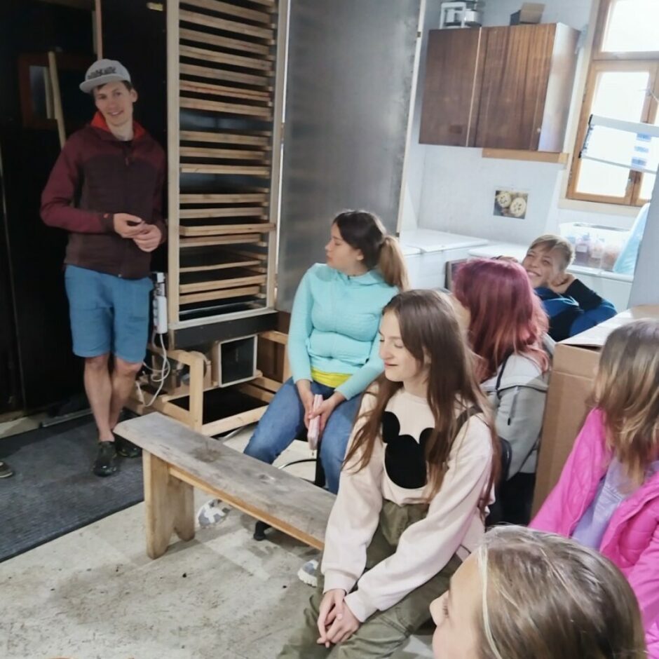 Bērni sēž uz soliem