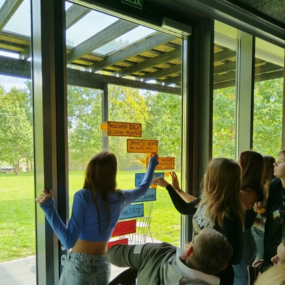 Mietene pie loga līme lapas