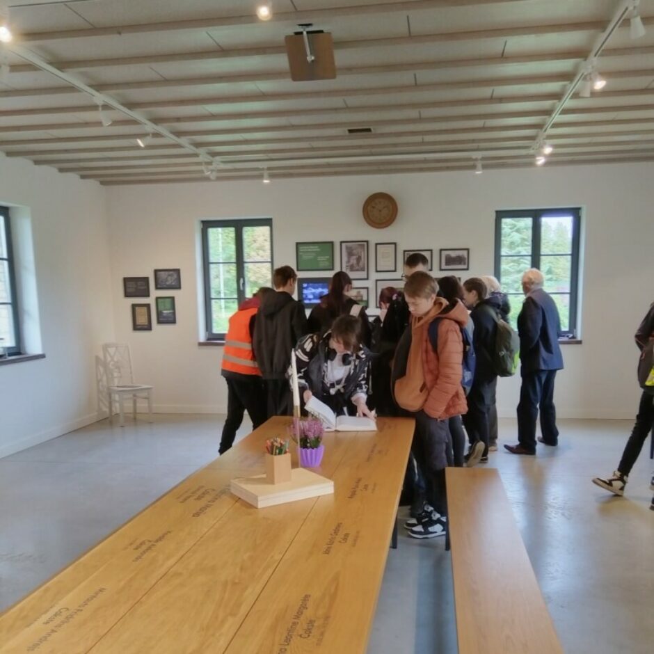 Skolēni lasa grāmatu