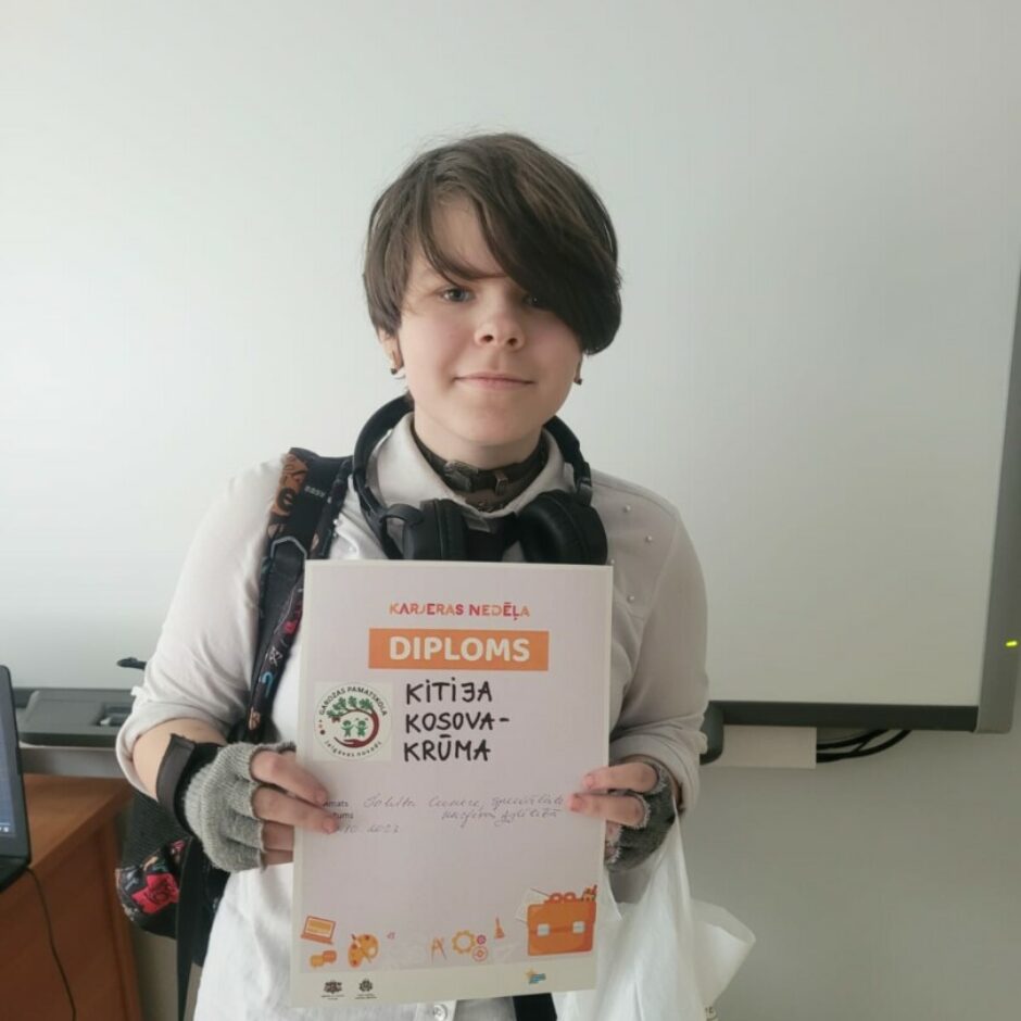 Meitene stāv klasē