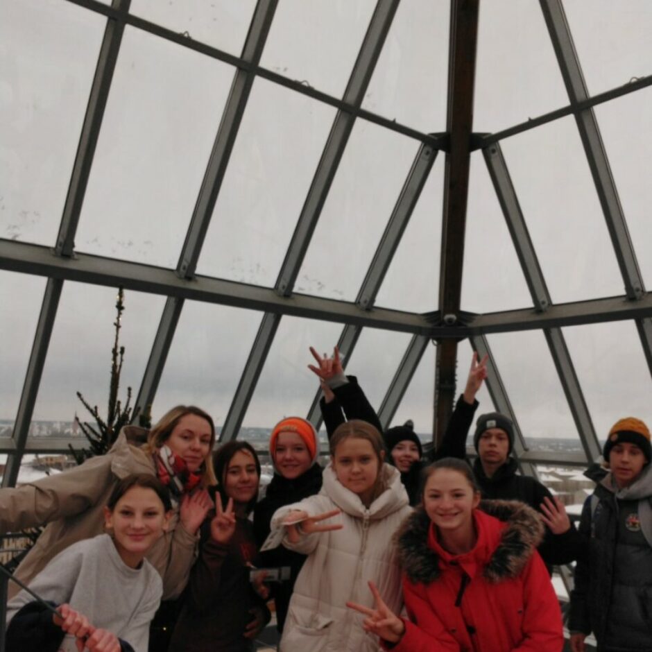 Skoleni pie eglītes