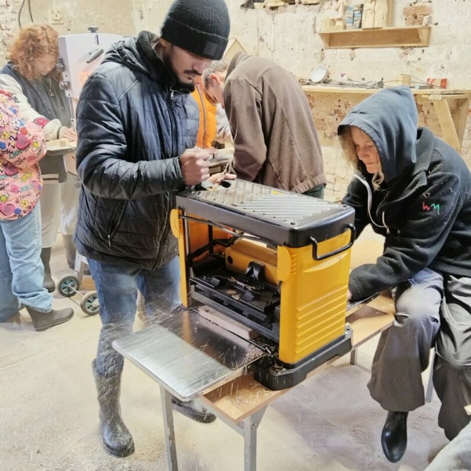 Cilvēki pie ēveles