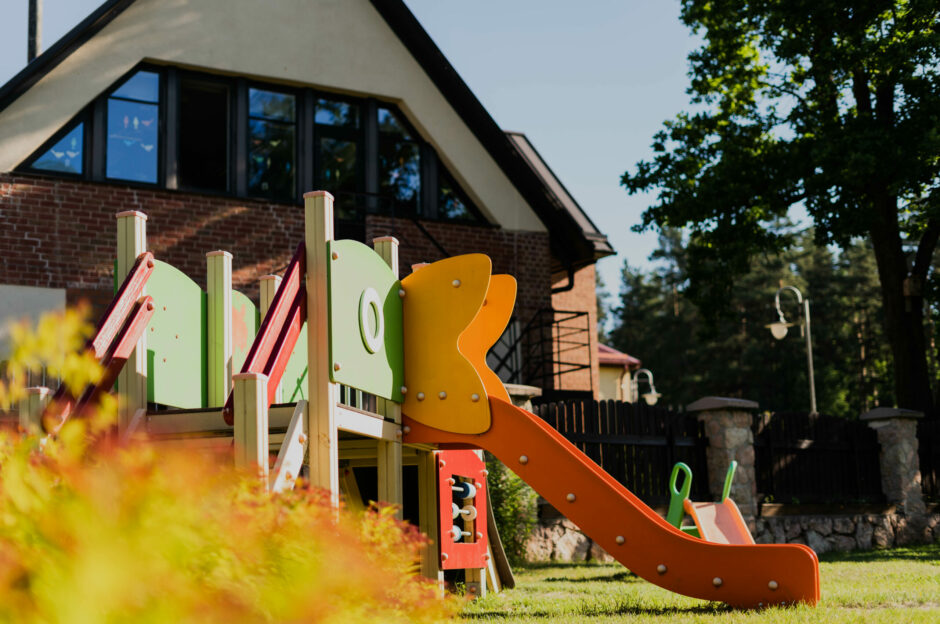 Skats uz bērnu slidkalniņu