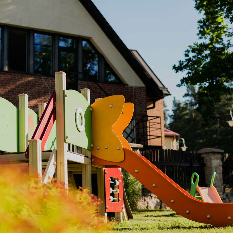 Skats uz bērnu slidkalniņu