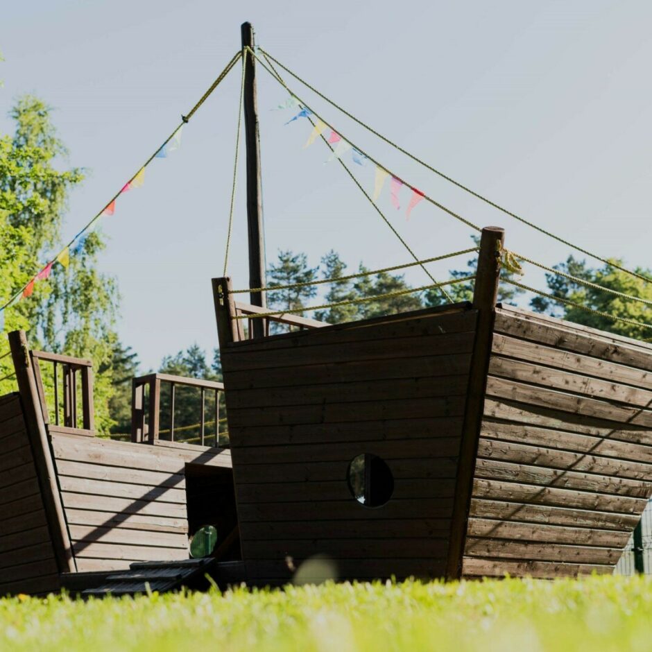 Pirmsskolas laukuma elements bērnu rotaļām - liels koka kuģis.