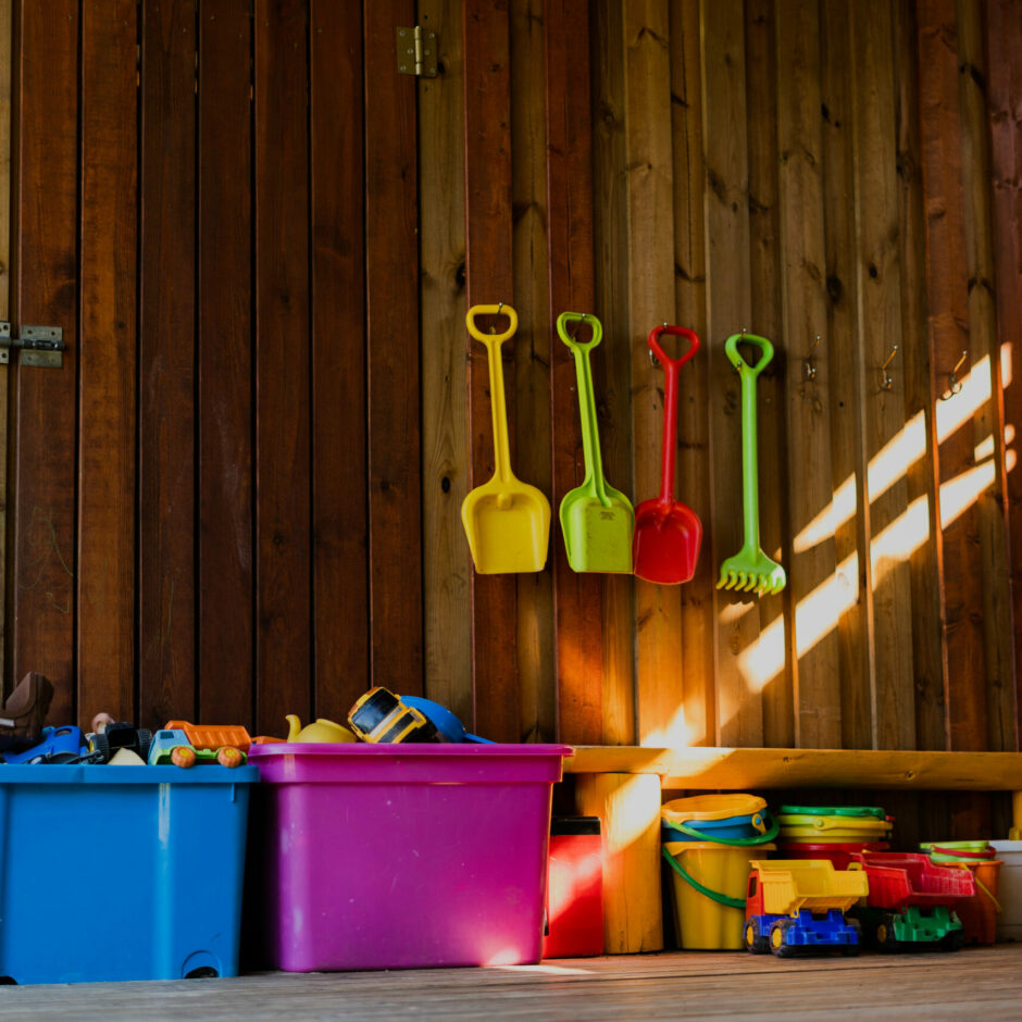 Āra nojume, kurā izvietotas rotaļlietas: spainīši, lāpstiņas, automašīnas u.tml.