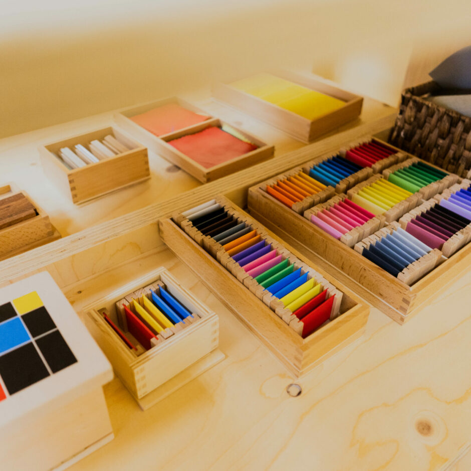 Materiāli krāsu apguvei.