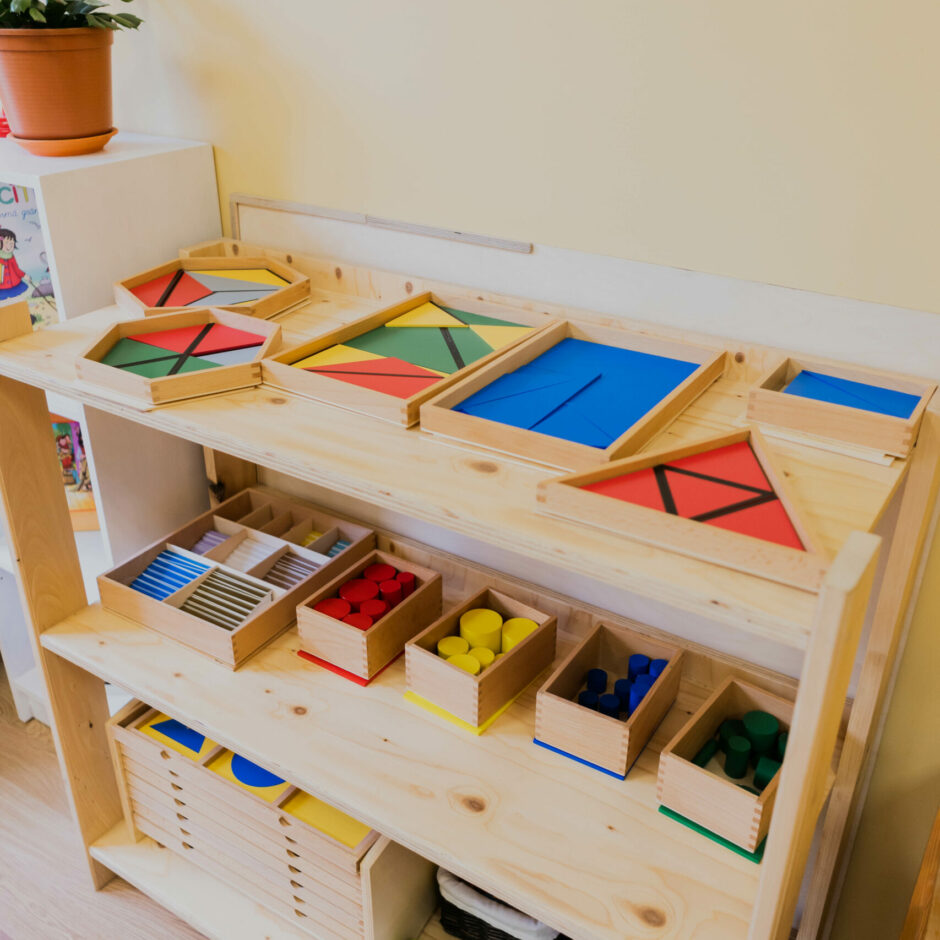 Skats uz plauktu ar Montesori Sensorikas materiāliem.