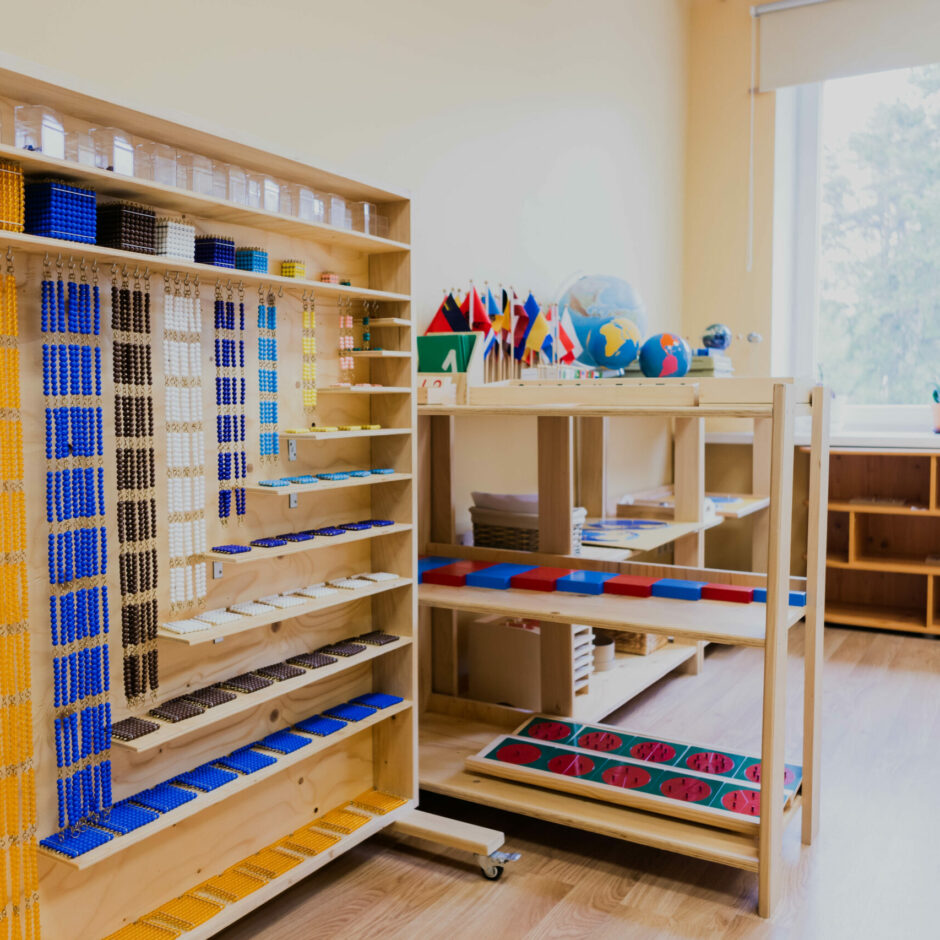 Plauktos izvietoti Montesori matemātikas materiāli.