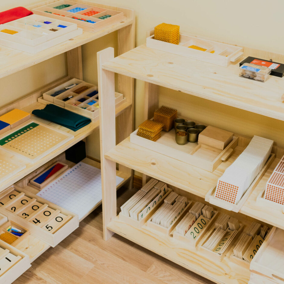 Plauktos izvietoti Montesori matemātikas materiāli.