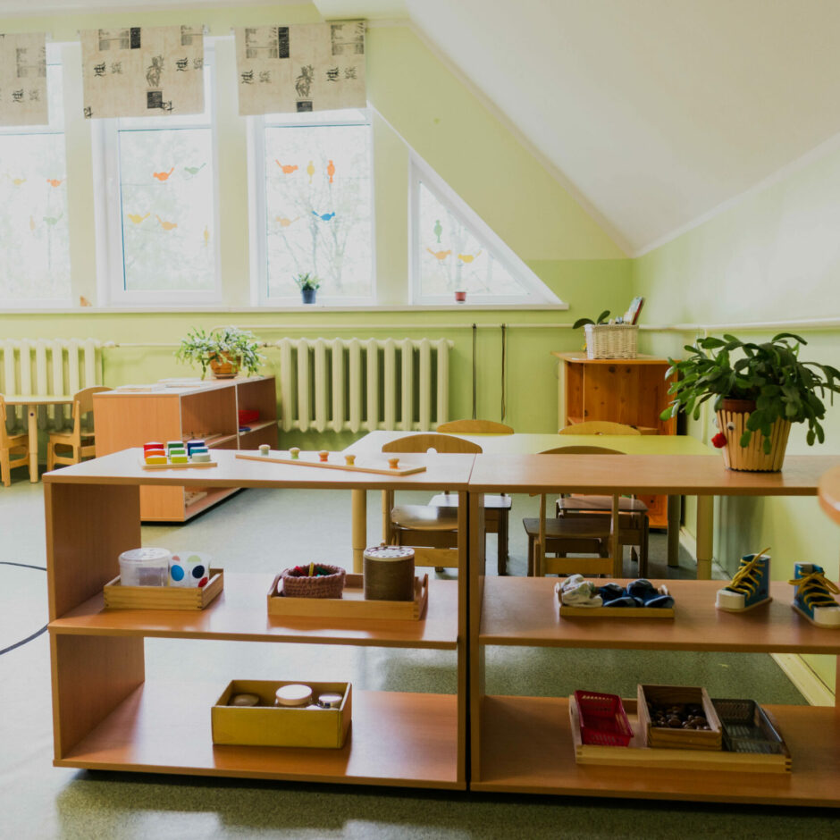 Grupas iekārtojums zonās ar atvērtiem plauktiem un galdiem.