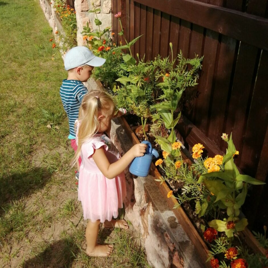 Meitene un puika laista puķes.