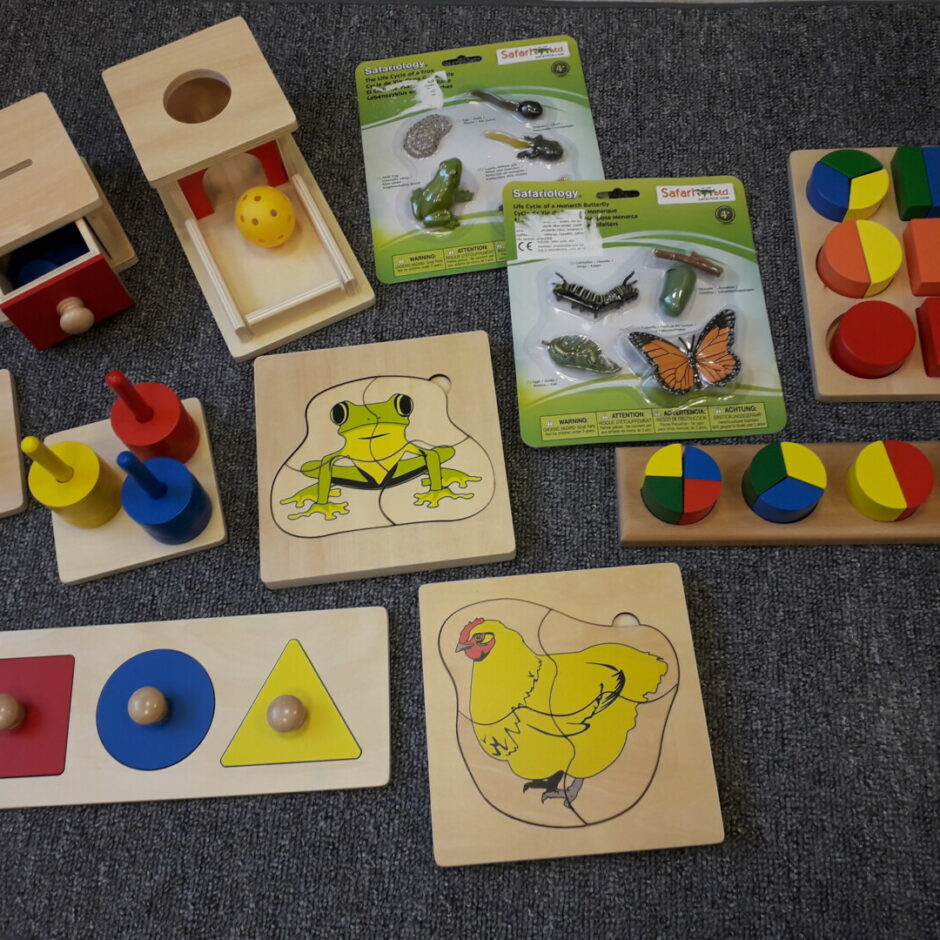 Dažādi mācību materiāli - krāsainas koka puzles, dabaszinību materiāli u.c.