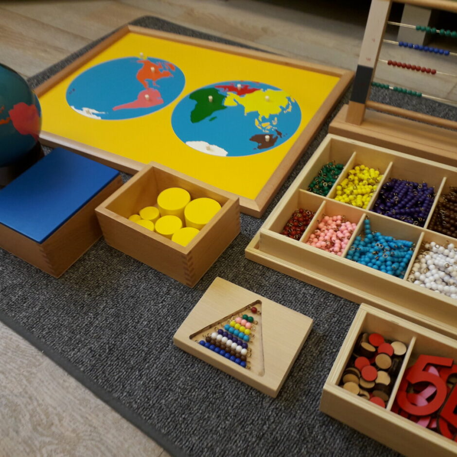Montesori materiāli - pērles, cipari, skaitīkļi, globuss, karte.