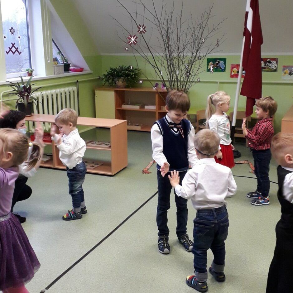 Saposušies bērni dejo un sit plaukstas.