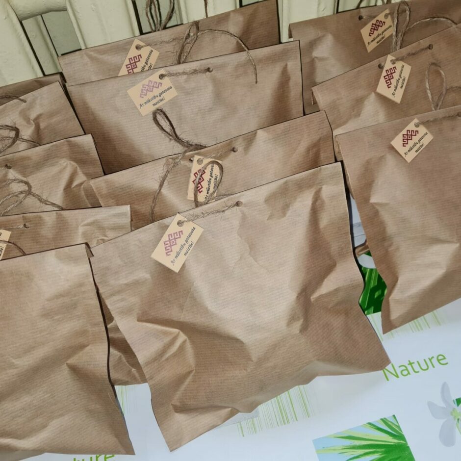 Papīra sainīšos iesaiņoti maizes kukulīši.