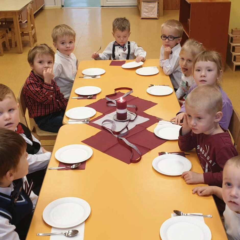 Saposušies bērni sēž pie svētku galda.