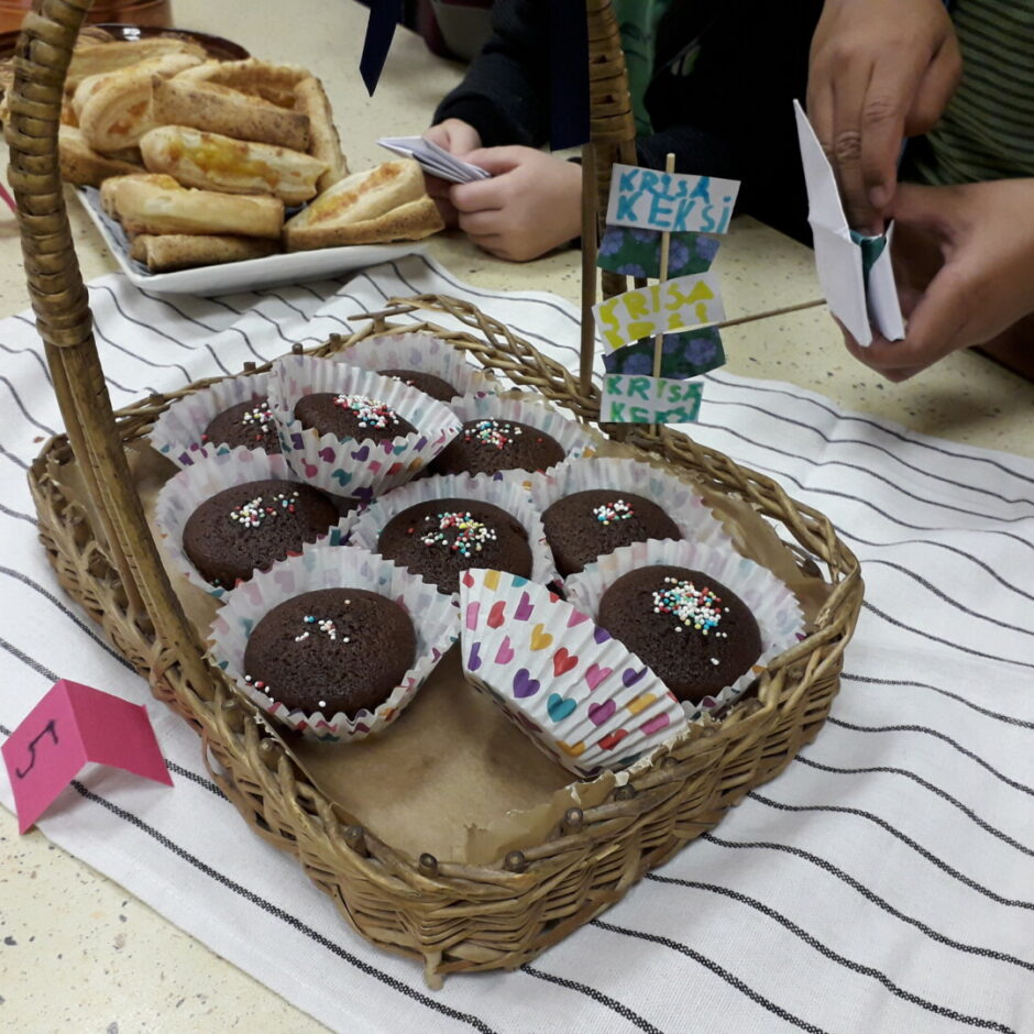 Groziņš ar mājās ceptiem kēksiņiem.