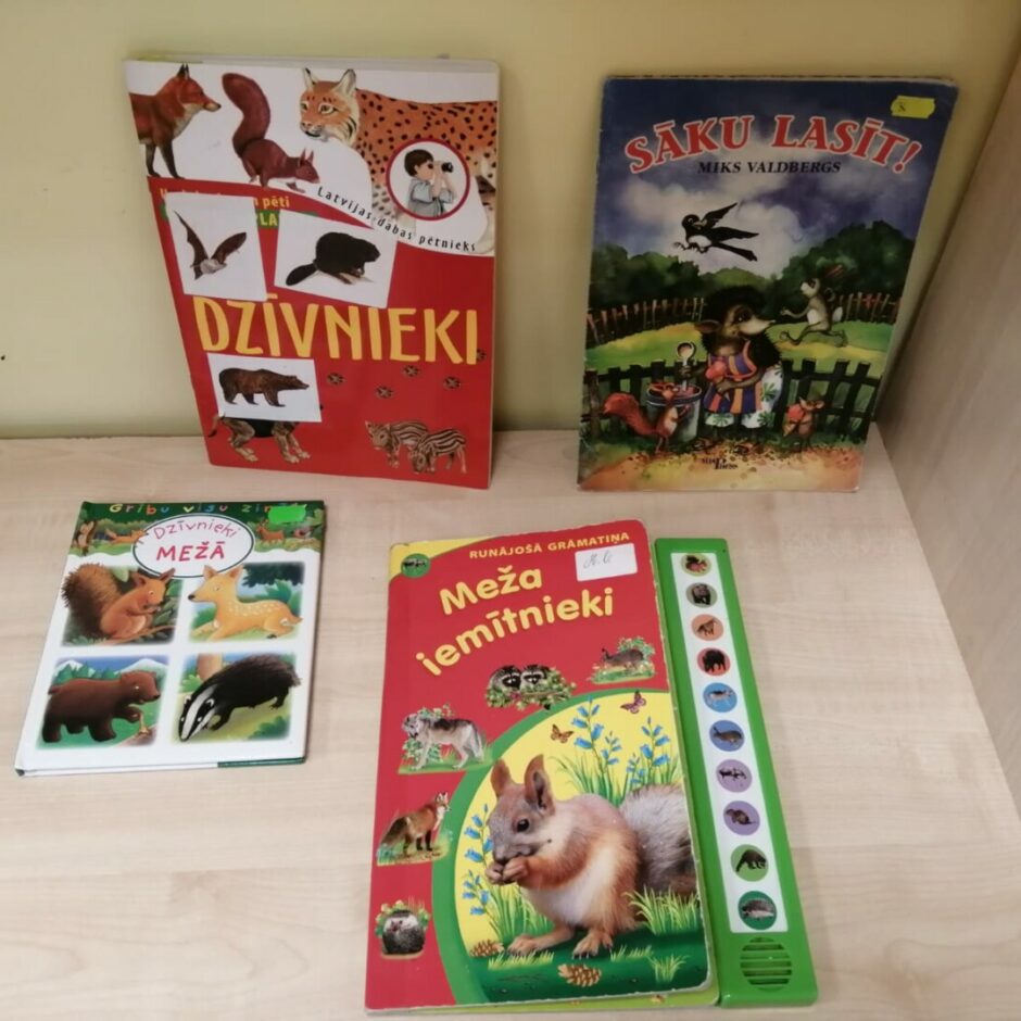 Plauktā izvietotas grāmatas par meža dzīvniekiem.