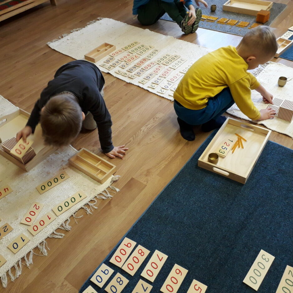 Divi zēni darbojas ar Montesori 