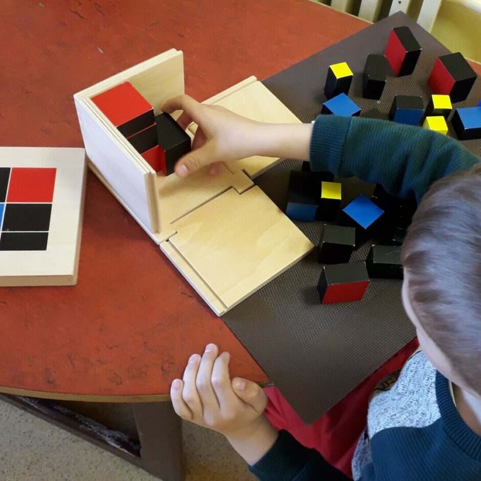 Zēns darbojas ar materiālu 