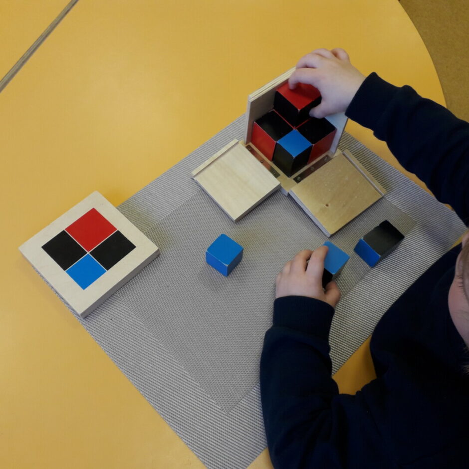 Zēns darbojas ar materiālu 