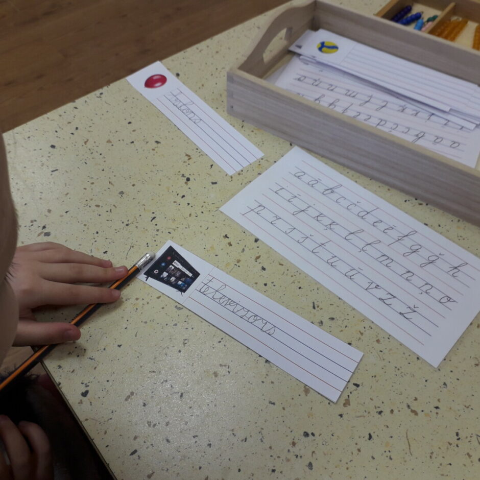 Meitene uz līniju lapiņas ir uzrakstījusi vārdu 