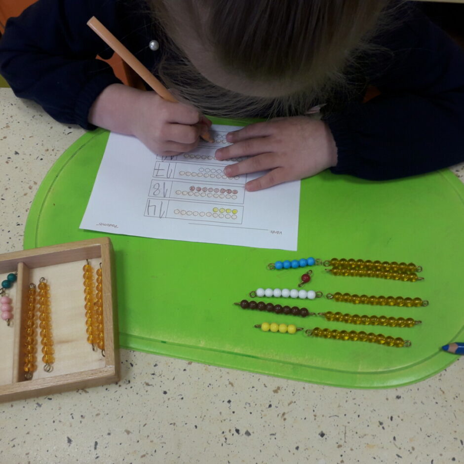 Meitene darbojas ar materiālu 