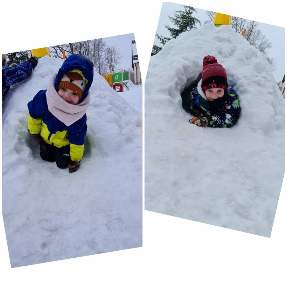 Bērni rotaļājas pašu veidotā sniega mājā.