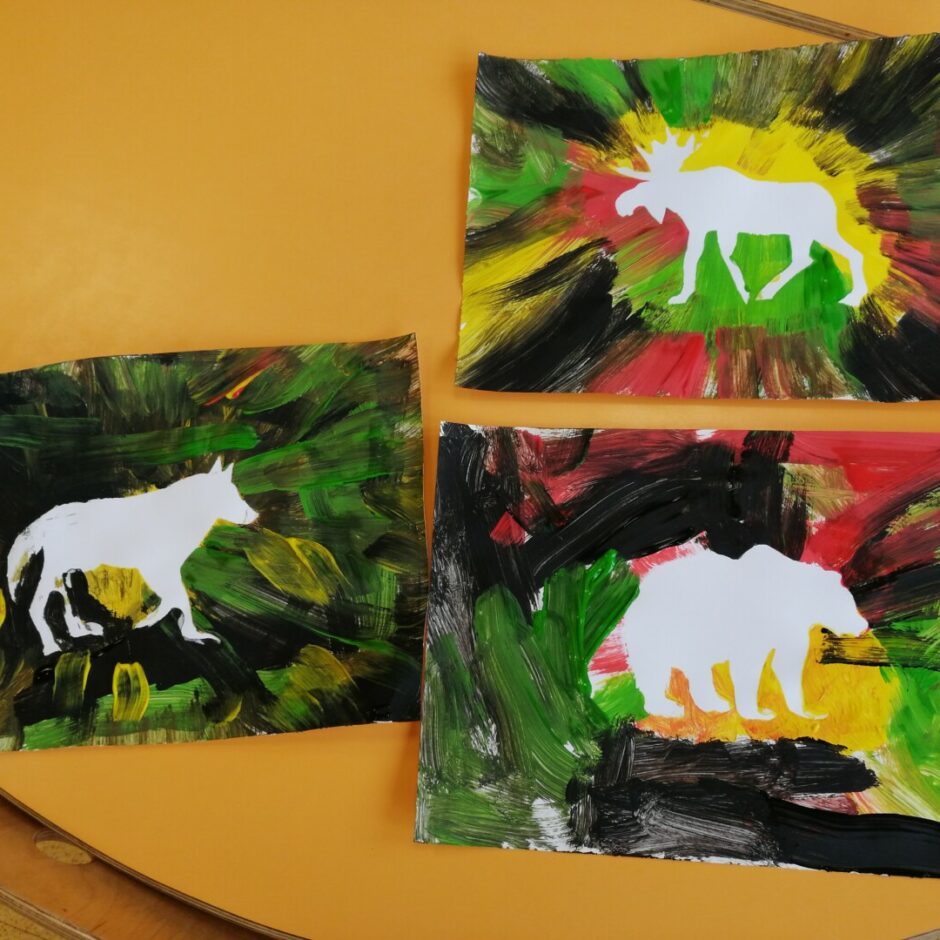 Bērnu darbi - meža dzīvnieku silueti uz krāsaina guašas krāsas fona.