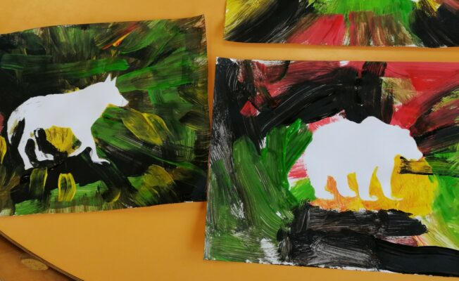 Bērnu darbi - meža dzīvnieku silueti uz krāsaina guašas krāsas fona.