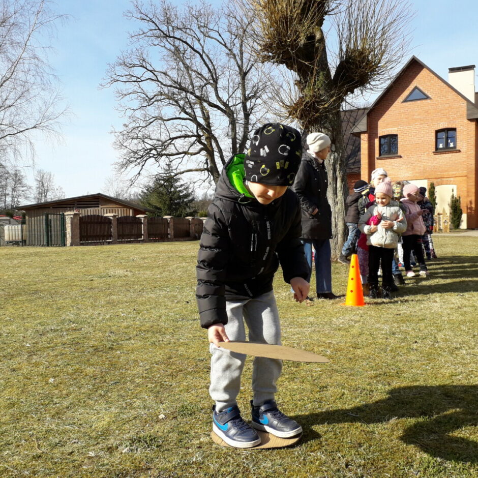 Bērni piedalās stafetē.