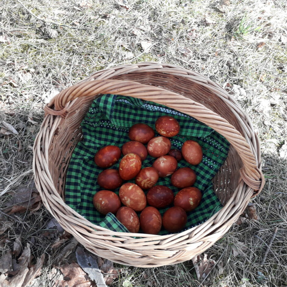 Groziņš ar krāsotām Lieldienu olām.