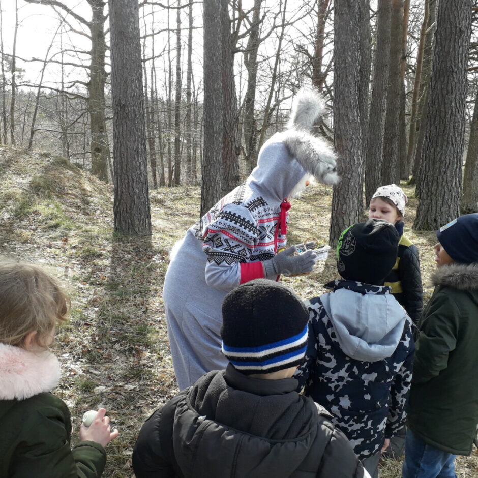 Bērni Lieldienu zaķim skaita dzejoļus.