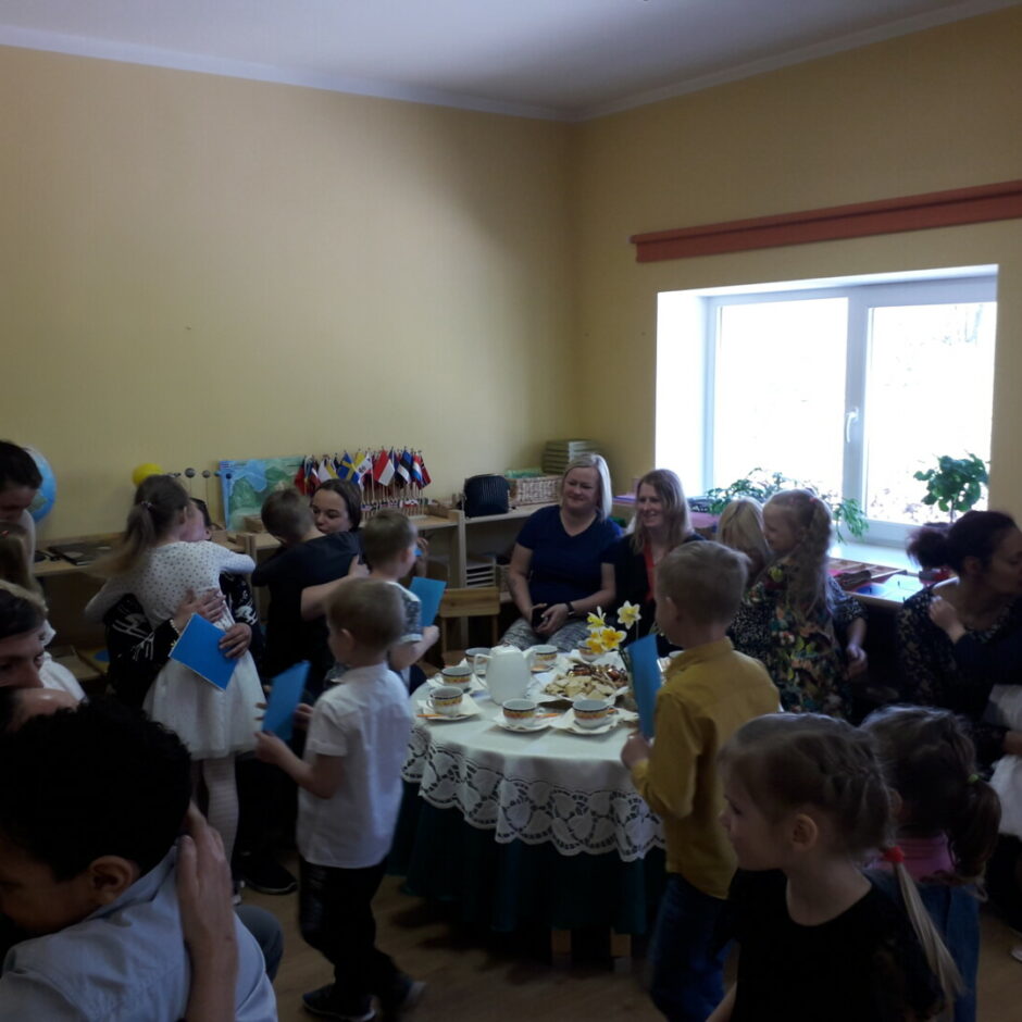 Bērni apsveic un samīļo savas mammas.