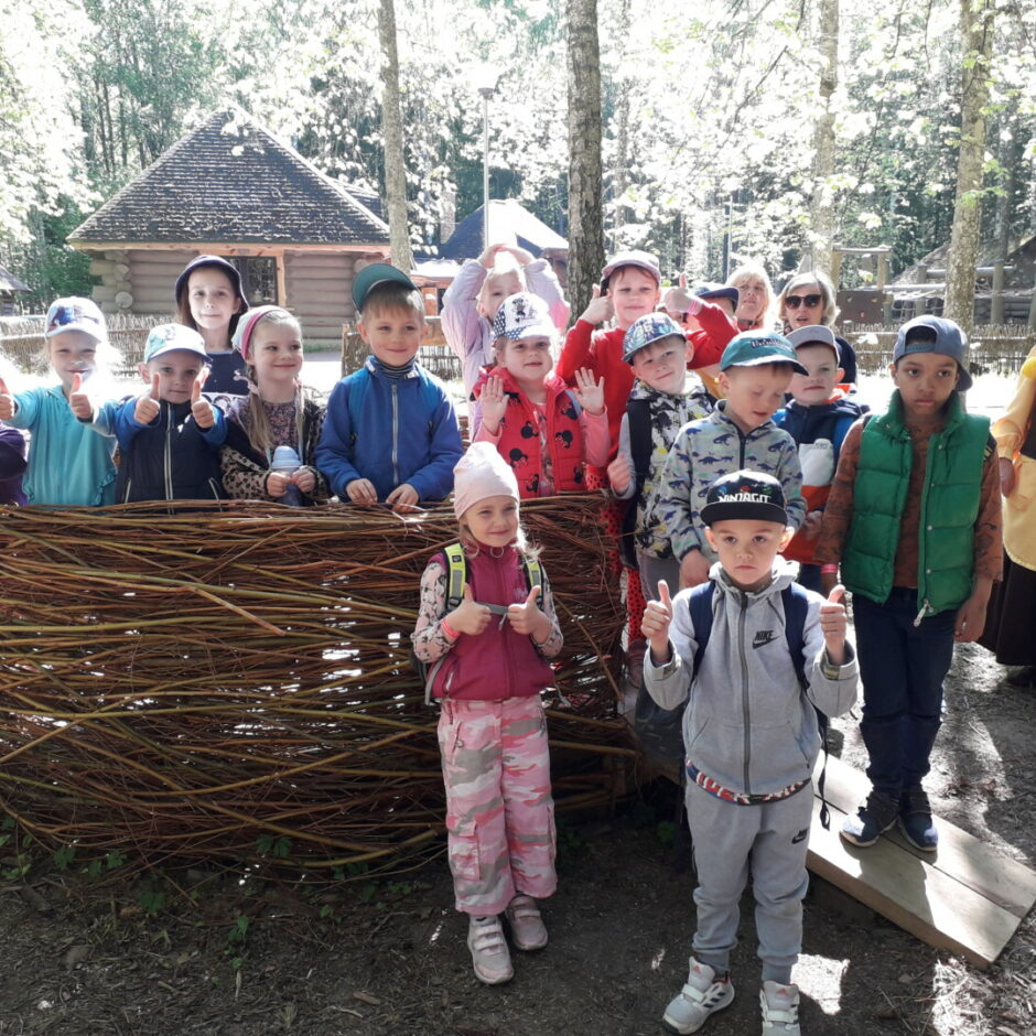 Grupas bērni kopbildē ar rūķu mammu Tērvetes dabas parkā.