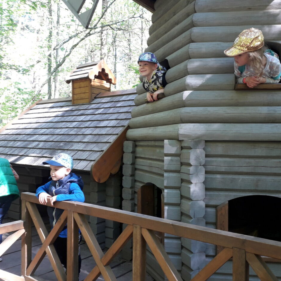 Bērni izpēta rūķu ciema mājiņas.