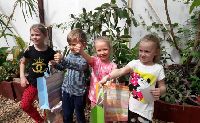 Priecīgi bērni ar dāvanām.