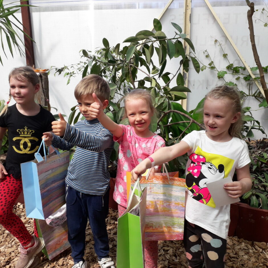 Priecīgi bērni ar dāvanām.