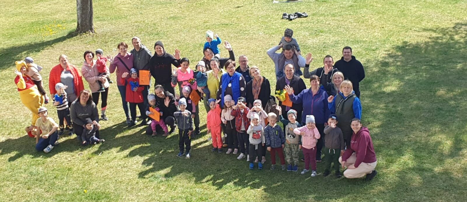 Grupas bērnu un vecāku kopbilde.