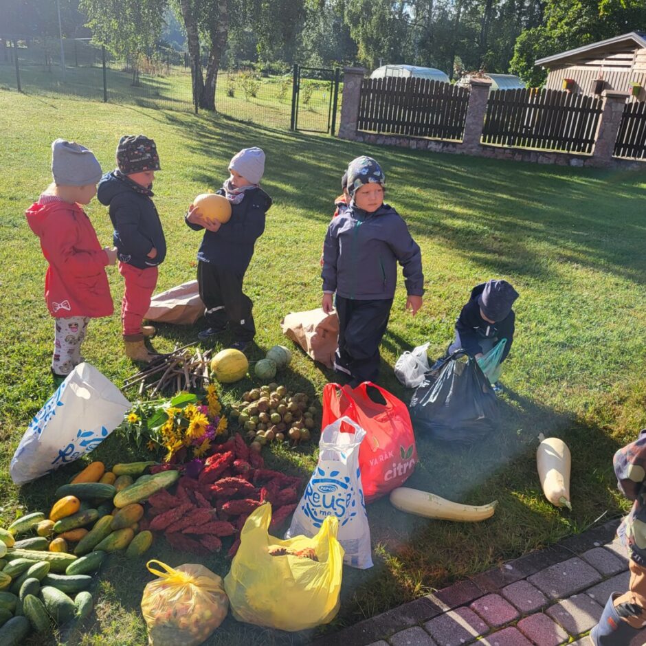 bērni ārā veido kompozīcijas